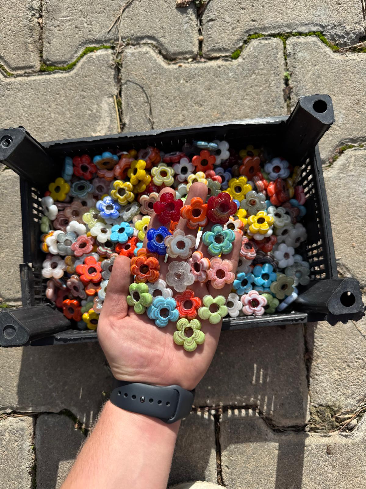 WhatsApp Image 2025-11-14 at 8.04.04 PM Random Color Flowers -2 cm- Normal Style -100 pcs - Image 1