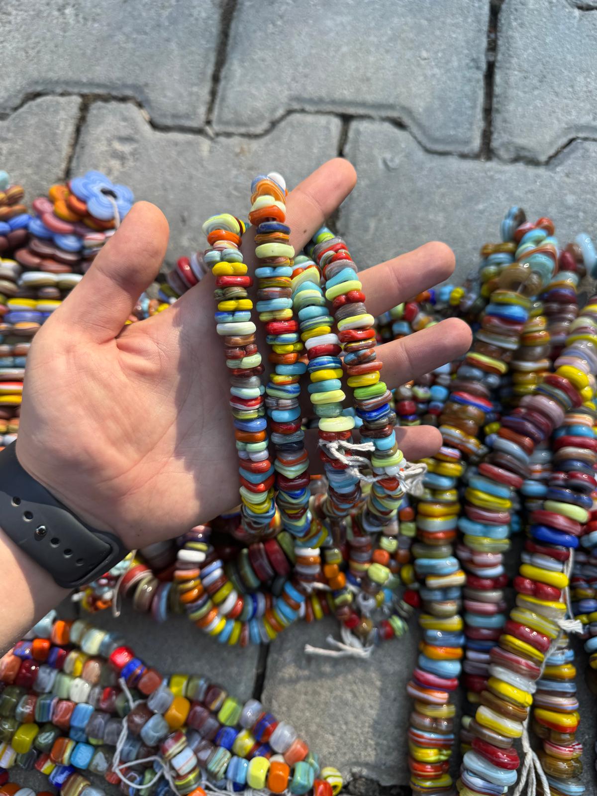 WhatsApp Image 2025-11-18 at 1.41.34 PM Random Color Hearts -1 cm- Normal Style -100 pcs - Image 1